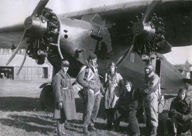 Wersja Fokker F-VIIa/3m, samolot pasażerski. Załoga- 2 osoby, pasażerów- 8 (w wersji z silnikami Pratt-Whitney Wasp Junior TB - 10 pasażerów).