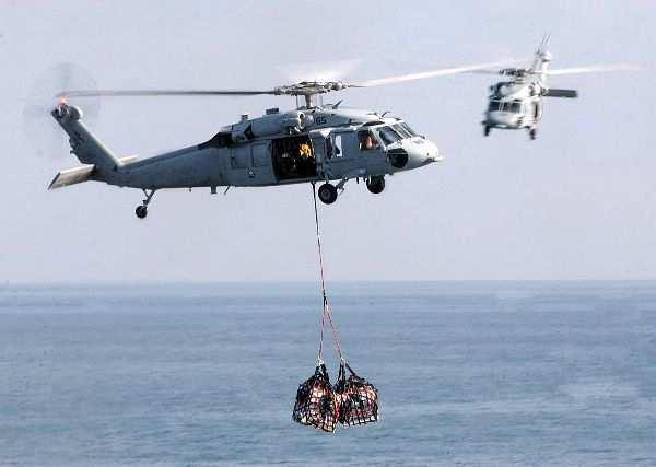Rys. 4. Uzupełnianie zapasów na morzu metodą VERTREP Źródło: http://www.marine.