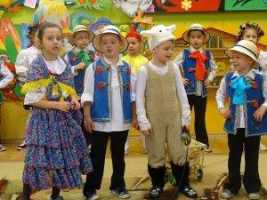Na koniec koncertu przedszkolaki złożyły wszystkim życzenia świąteczne w formie wiersza: Niech Zmartwychwstały Pan Jezus napełni Wasze serca miłością i