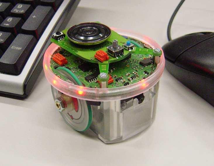 Obrázek 5.1: Robot E-Puck [15] 5.1.1 Vyhýbání se překážkám Vyhýbání se překážkám [18] je základní problém, který musí řešit snad každý člověk zabývající se mobilní robotikou.