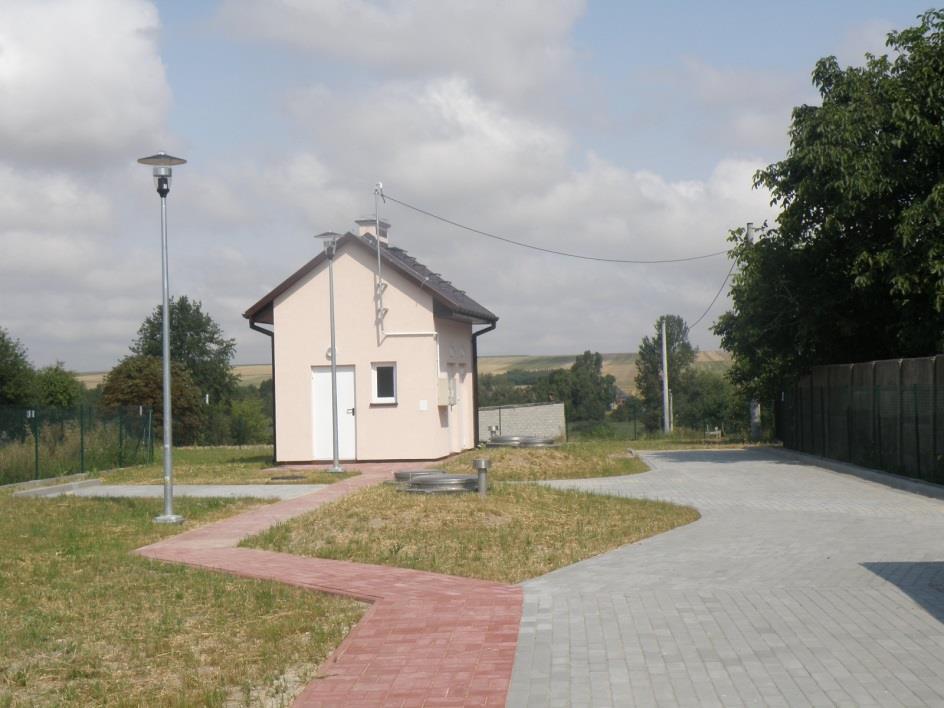 Spółdzielni Produkcyjnej w Przezwodach w ilości 4731 m³ oraz dla miejscowości Świątniki Kolonia od Gminy Książ Wielki w ilości 1014 m³. Straty wody na sieci wodociągowej sięgają 30% ogólnej produkcji.
