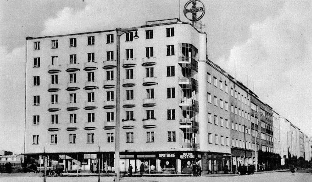 Mazalona w latach 1936-1937. Najbardziej rzucającym się w oczy elementem jest zaokrąglony i przeszklony narożnik, w którym docelowo miały znajdować się ogrody zimowe.