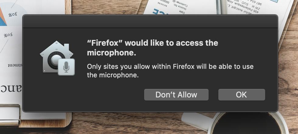 Firefox Po włączeniu kamery lub mikrofonu, na środku ekranu pojawi się okno z prośbą o potwierdzenie uprawnień.