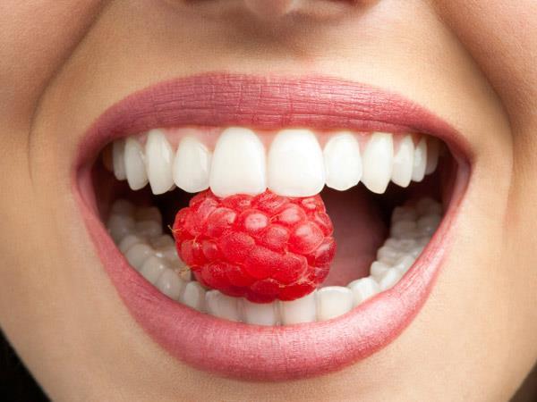 Nieprawidłowe odżywianie powoduje: - Niedobór wapnia głównego składnika budulcowego kości i zębów - Fosforu