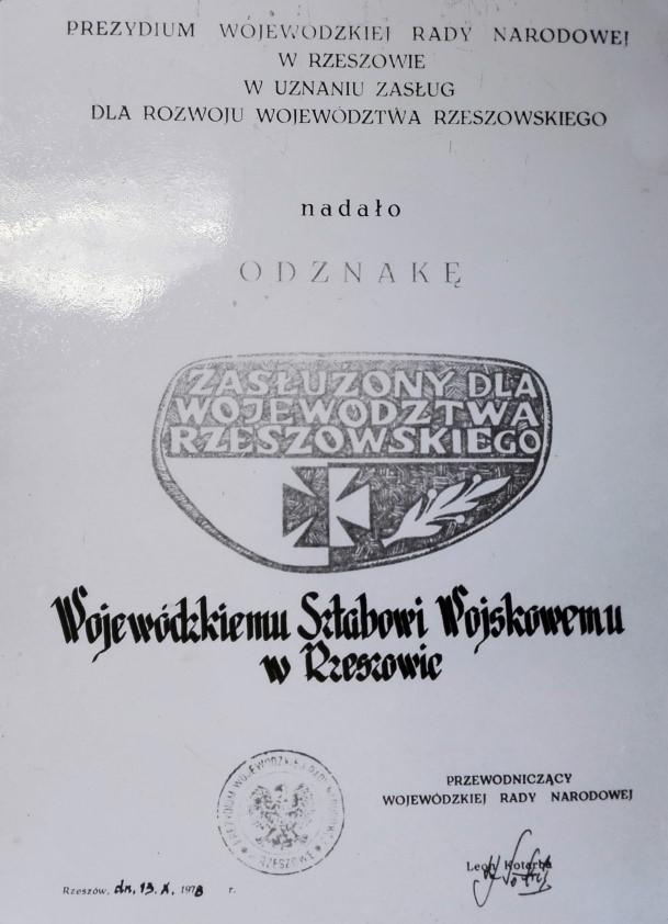 Rys. nr 4. Dyplom nadający odznakę Zasłużony dla Województwa Rzeszowskiego w uznaniu zasług dla rozwoju województwa rzeszowskiego.