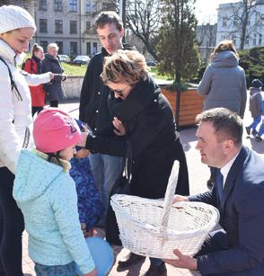W akcję rokrocznie włączają się dzieci i młodzież z będzińskich szkół, prezentując swoje talenty i zachęcając przechodniów do wsparcia inicjatywy.