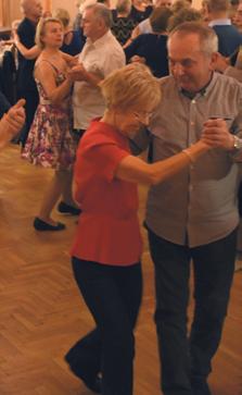 Przez kolejne tygodnie kursanci poznawali kroki samby, cha-chy czy walca.