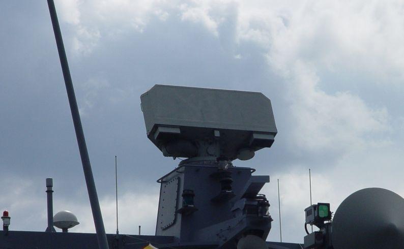 Radar Sea Giraﬀe z pasywną anteną na okręcie ORP Grom. Fot. M.Dura Drugim etapem jest budowa radaru z anteną aktywną AESA, składającą się z wielu takich samych modułów nadawczo odbiorczych.