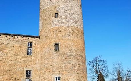 - W odróżnieniu od naszego, stanowi on własność prywatną, a miasto wynajmuje jedynie część pomieszczeń, m.in. na izbę regionalną i salę wystawową.