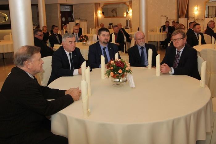 prysznicami, WC, przebieralnią, szafkami na ubrania i siodlarnią.