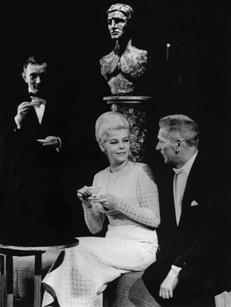 Sezon 1965/66 82 Jacques Robert, Julien Duvivier, Henri Jeanson MARIE OCTOBRE przek ad: Irena Tar owska re yseria: Halina Dzieduszycka scenografia: Janusz Tarty o asystent re ysera: Winicjusz Wi