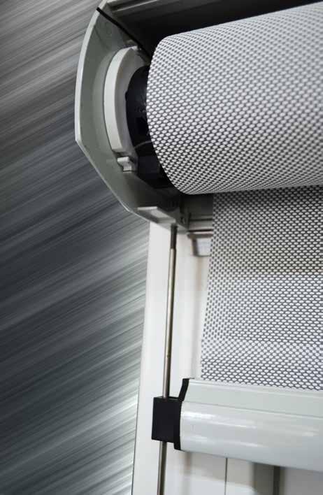 SCREENROLL SP - W KASECIE Z PRĘTAMI STALOWYMI Opis systemu Skrzynki aluminiowe, tkanina poprowadzona obustronnie za pomocą prętów stalowych Możliwość zastosowania napędu elekrycznego INFORMACJE