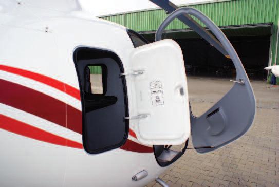 Nie oświeca mnie jeden z pilotów. Instrukcja Cabri zabrania podchodzenia do i wysiadania ze śmigłowca przy pracującym wirniku.