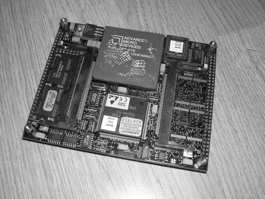 2GHz, 4 rdzenie, 1GB RAM współdzielony z GPU, 4 porty USB, ethernet, HDMI, Composite, sound out, Dysk: Karta microsd, GPIO: 26 pinów (w tym