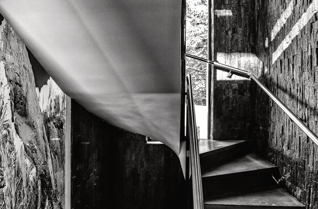 odprojektudorealizacji Spiralne schody prowadzą do domowego SPA z basenem. Jego aranżacja przypomina skalną grotę wykutą tak jak słynny tunelpodmontblanc podgórą.