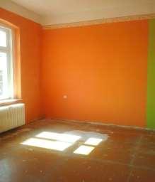 Pomieszczenia kuchni i łazienki z wc są usytuowane osobno od pokoji po przeciwnych stronach wspólnego korytarza.