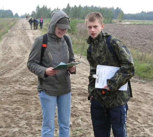 W sobot rano, mimo niesprzyjajcej pogody, wszyscy wyruszyli do lasu na drugi etap turystycznego marszu na orientacj.