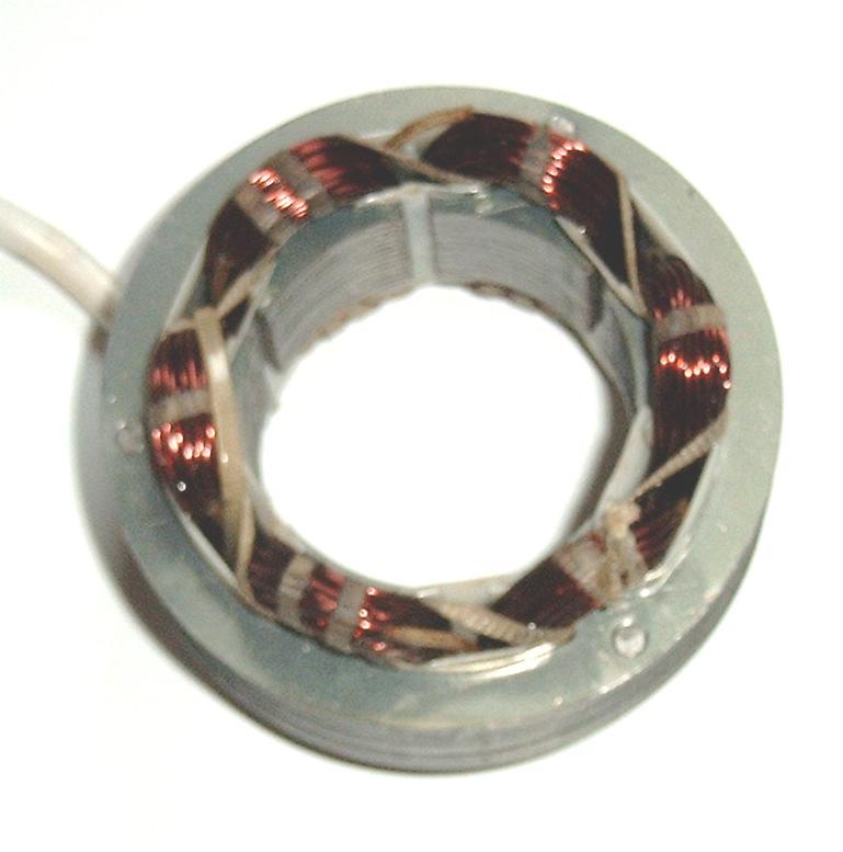 1 pokazano obwód magnetyczny zaprojektowanych silników i przykładowy rozkład pola magnetycznego w wybranym położeniu wirnika.