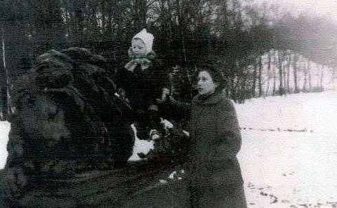 Piotr Jeleśniański, Anna Syska, Agnieszka Woźniakowska zajmował odsłonięty w 1908 roku pomnik kanclerza Ottona von Bismarcka. Cokół tego pomnika znajduje się tam do dzisiaj.