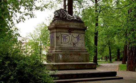 Lwem ustawione przed pałacem.