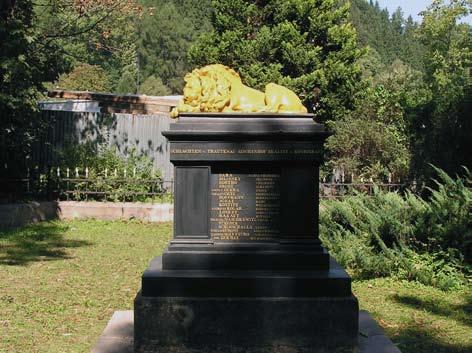LEW ŚPIĄCY Estonia Czechy Kärstna żeliwny odlew Lwa śpiącego z 1844 roku, element pomnika ku czci poległego w 1807 roku generała armii rosyjskiej Reinholda von Anrepa.