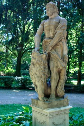 warszawskie lwy mienne lwy, autorstwa Camilla Landiniego, stanęły na straży pałacu Radziwiłłów (obecnie zwanego Prezydenckim) na Krakowskim Przedmieściu, który w 1818 roku przebudowano na siedzibę