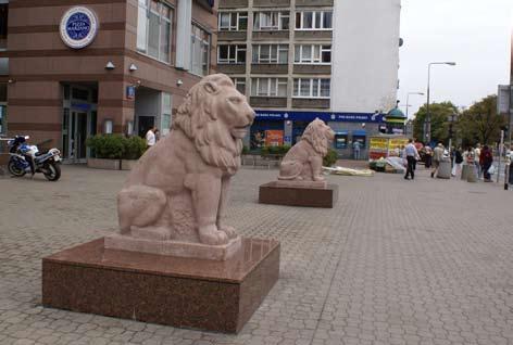 warszawskie lwy 18. Lwy sprzed dawnego kina Moskwa, fot. K. Jaszczyński Okres międzywojenny przyniósł miastu kolejne lwy, można by rzec wojskowe.