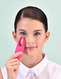 UWAGA: IRIS TM powinien być stosowany w okolicach skóry wokół oczu oraz łuku brwiowego, lecz nigdy na powiekach lub gałkach ocznych. ŁADOWANIE Włóż kabel ładowarki do portu ładowania USB.