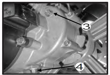 WYMIANA OLEJU PRZEKŁADNIO WEGO 1. Ustaw skuter na równej powierzchni. 2. Umieść pojemnik na zużyty olej pod lewą stroną przekładni, odkręć śrubę spustową (4) 3.