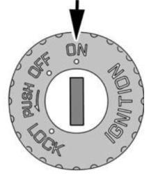 W pozycji OFF można wyjąć kluczyk ze stacyjki LOCK : W tej pozycji kierownica zostaje zablokowana W pozycji LOCK można wyjąć kluczyk ze stacyjki.
