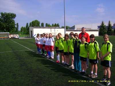 18 maja 2009r. na obiektach OSiR-u w DzierŜoniowie odbyły się mistrzostwa strefy wałbrzyskiej w piłce noŝnej dziewcząt klas V, VI organizowane przez Szkolny Związek Sportowy.