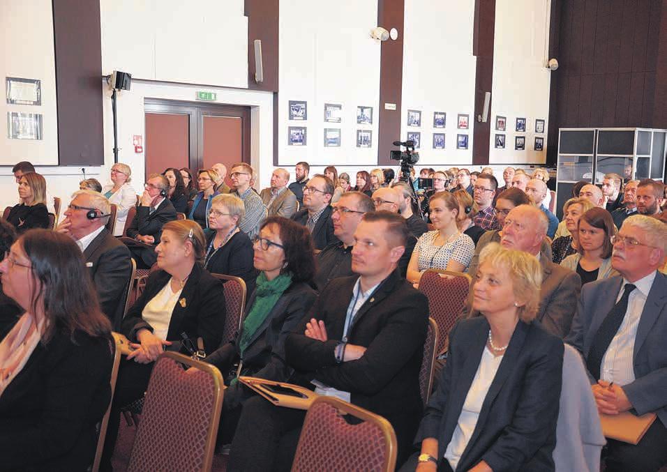 Piotra Margońskiego, a także, kierownik Zakładu Sortowania i Oznaczania Planktonu Wandy Kalandyk złożył wicemarszałek Marianna Pastuszak województwa zachodniopomorskiego Jarosław Rzepa, wręczając