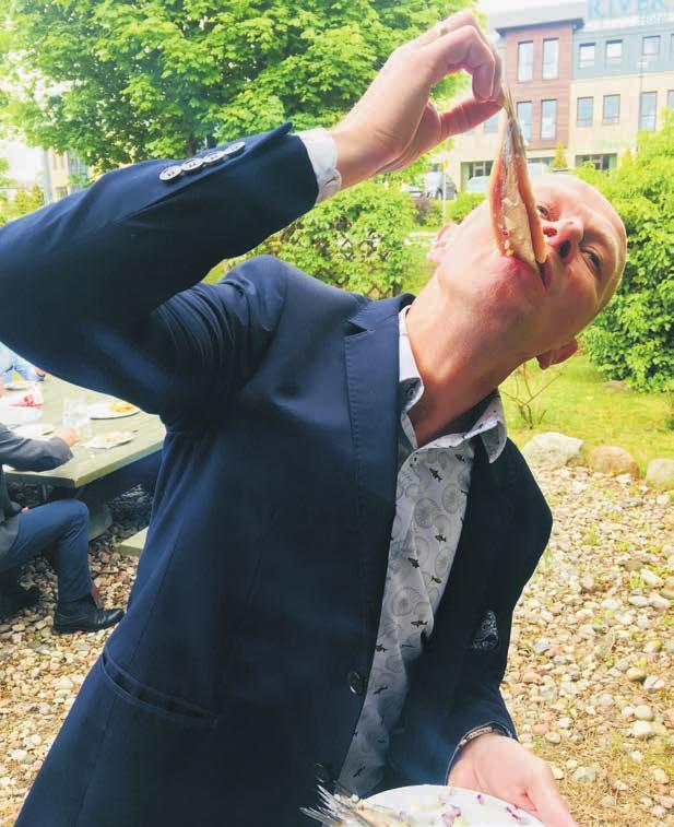 jakości. Honorowego odbicia (otwarcia) beczki z matiasem dokonał wielce zasłużony prof. Daniel Dutkiewicz emeritius MIR. XV Biesiada Śledziowa Honorowy Matias 2019 J.