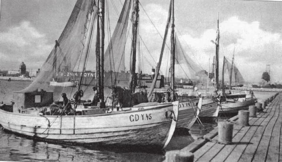 1936) oraz motorowo-żaglowe kutry rybackie w gdyńskim porcie (z prawej; Blady 2002, za