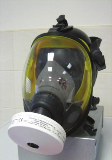 Przykłady skompletowania filtrów z częściami twarzowymi przedstawiono na rysunku 20. A) B) Rys. 20. Filtr skompletowany z maską (A), (CIOP-PIB), filtry skompletowane z półmaską (B), (fot.