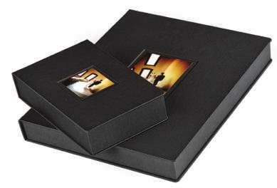 PUDEŁKA NA ALBUMY I ZDJĘCIA Wychodząc naprzeciw oczekiwaniom klienta wprowadziliśmy do oferty eleganckie pudełka na zdjęcia bądź albumy.
