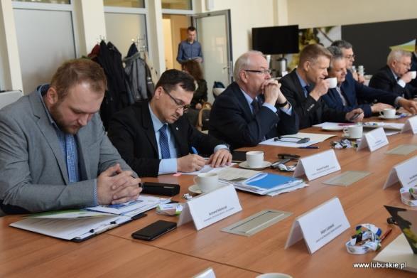 Strona 5 V spotkanie Grupy Roboczej Transport 16 marca 2017 r. w urzędzie marszałkowskim w Zielonej Górze odbyło się V spotkanie Grupy Roboczej Transport Komitetu ds.