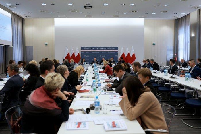 Konferencja na temat budowania dobrego wizerunku Polski Strona 6 Samorządy odgrywają ogromna rolę w kształtowaniu pozytywnego wizerunku naszego kraju to jedna z konkluzji środowej (29 marca 2017)