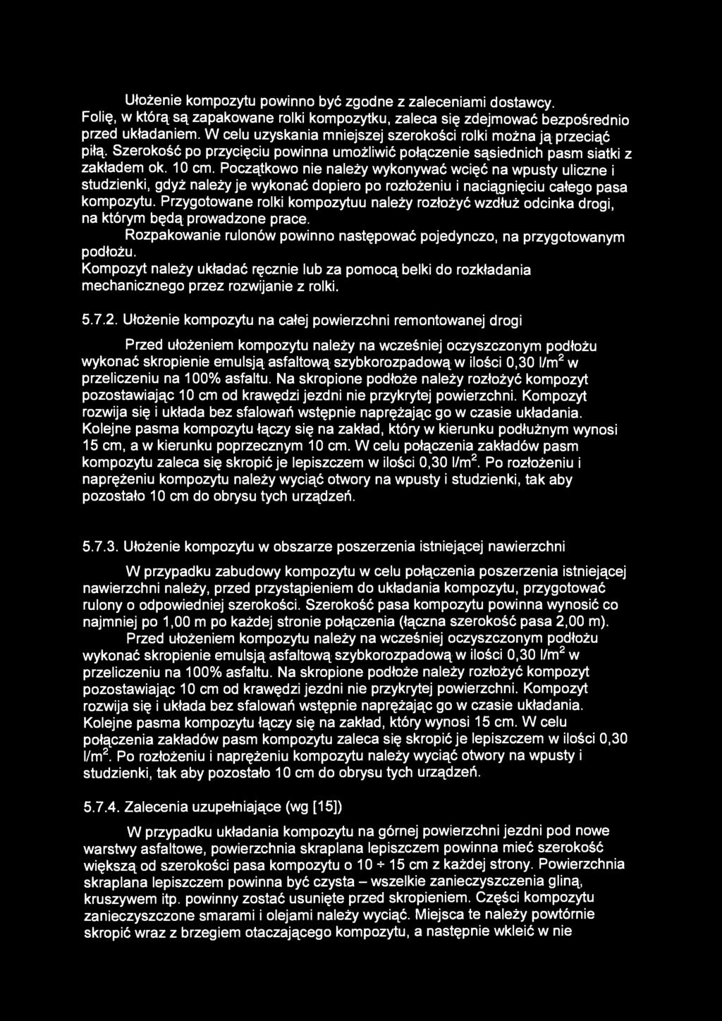 Ułożenie kompozytu powinno być zgodne z zaleceniami dostawcy. Folię, w którą są zapakowane rolki kompozytku, zaleca się zdejmować bezpośrednio przed układaniem.