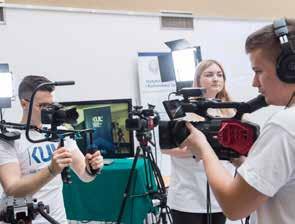 Trochę historii Media Day otworzyła dyrektor Uniwersyteckiego Centrum Medialnego dr Małgorzata Żurakowska Studenci dziennikarstwa i komunikacji społecznej ze sprzętem video, będącym na wyposażeniu