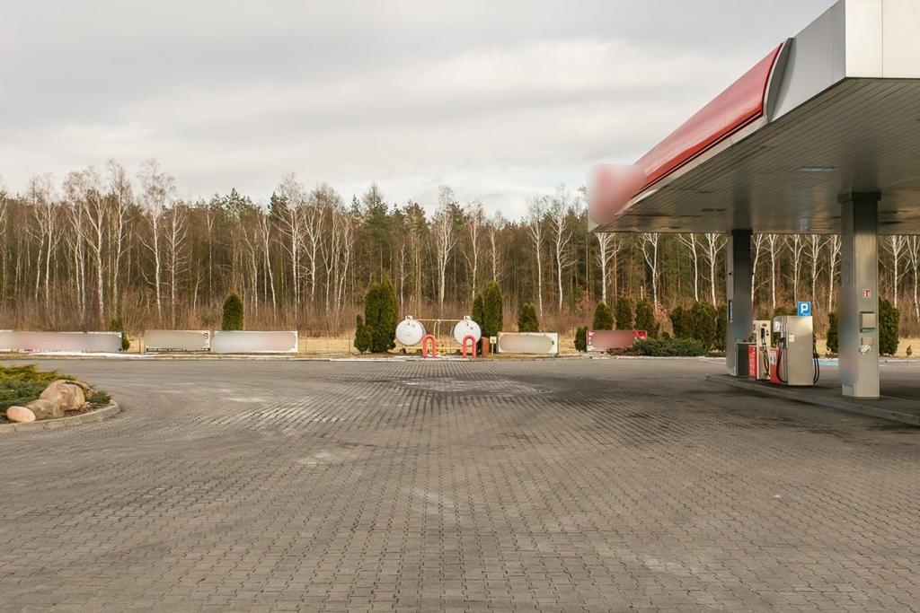 Teren komunikacji na stacji paliw jest utwardzony nawierzchnią z kostki betonowej, o powierzchni ok. 2700 m2.