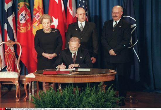 AKCESJA POLSKI DO SOJUSZU Od lewej: Madeleine Albright -Sekretarz Stanu USA, minister spraw zagranicznych Republiki Czeskiej Jan Kavan, minister spraw zagranicznych Węgier Janos Martonyi 50 lat NATO