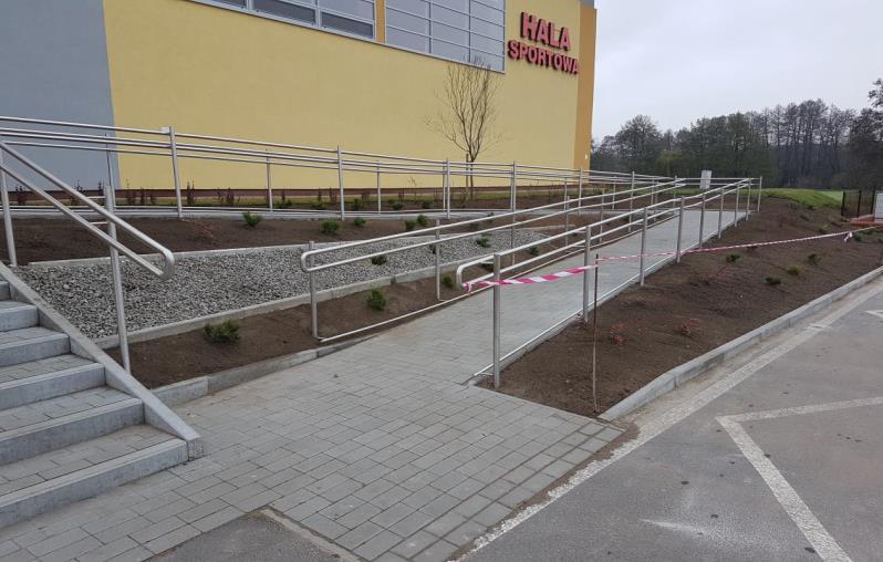 24. Zagospodarowanie terenu zielonego przy hali