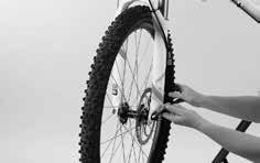 28 MONTAŻ Z OPAKOWANIA BIKEGUARD MONTAŻ Z OPAKOWANIA BIKEGUARD 29 Koło przedne z osą wtykaną Dokręć przecwnakrętkę szybkozamykacza jedyne o dwa obroty.