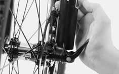 30 MONTAŻ Z OPAKOWANIA BIKEGUARD MONTAŻ Z OPAKOWANIA BIKEGUARD 31 Fox E-Thru 15 mm Zakręć oś lekko a potem o ok. jedną trzecą obrotu z powrotem.