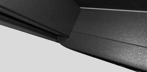 Za pomocą wkrętu samogwintującego (5,5 x 32 mm) wkręcić profil oświetleniowy w wybraną belkę. Użyć 3 wkrętów dla każdego profilu oświetleniowego.