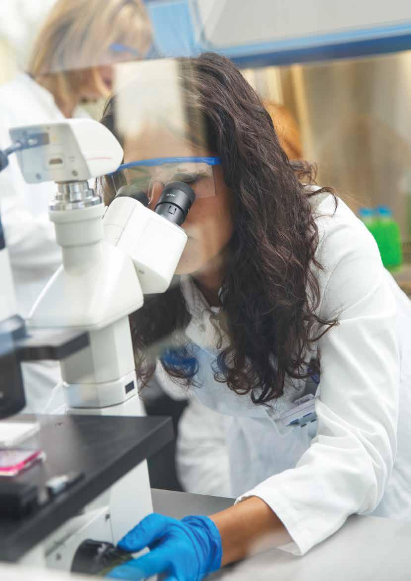 Wyzwania związane z badaniami genetycznymi Wymiar psychologiczny badań genetycznych Na świecie prowadzono także badania dotyczące krótko-, średnioi długoterminowych konsekwencji psychologicznych dla