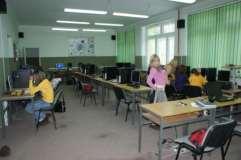 dwa z trzech języków- angielski, niemiecki i rosyjski (poziom podstawowy i rozszerzony).