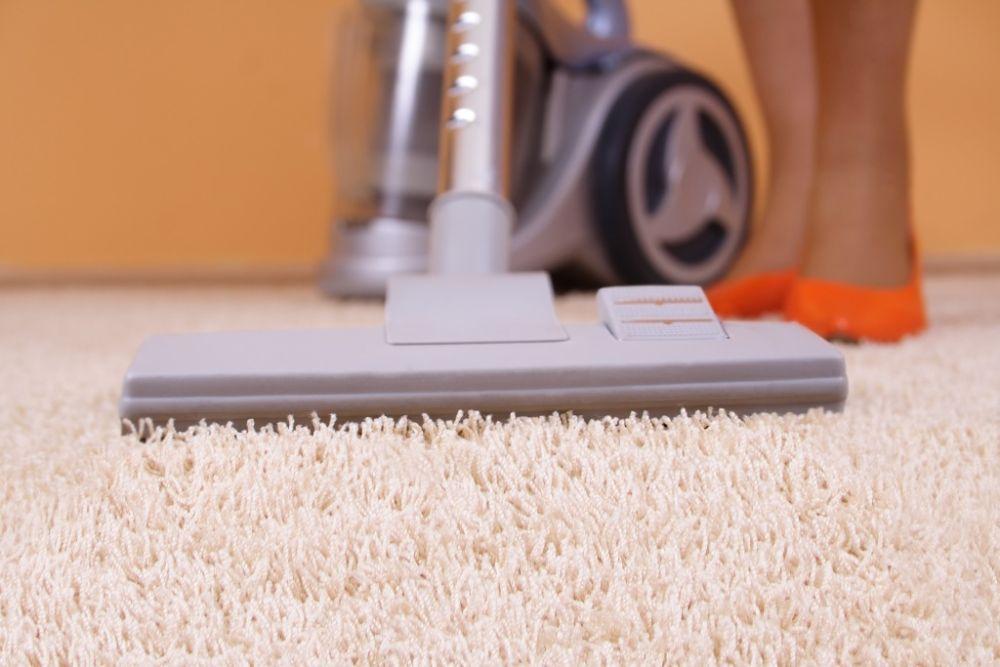 Czyszczenie dywanów - sposoby na trudne plamy na dywanie Aby dywan jak najdłużej utrzymywał intensywny kolor i sprężystość powinniśmy go regularnie odkurzać i szamponować, a także natychmiastowo