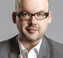 Prowadzący Dominik Frajberg. Charyzmatyczny trener, niezwykle skuteczny menadżer, inspirujący coach biznesowy. Uczestnicy szkoleń i spotkań opisują go jako: ".
